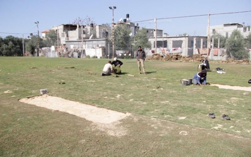 صور:ترميم ملعب نادي شباب المغازي وسط القطاع