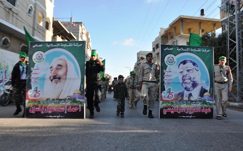 صور: عرض كشفي بذكرى "القادة" في رفح
