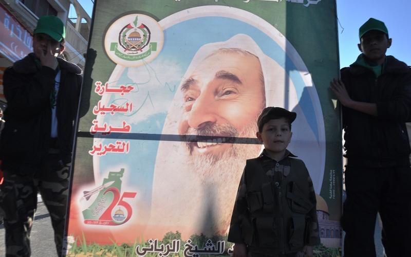 صور: عرض كشفي بذكرى "القادة" في رفح