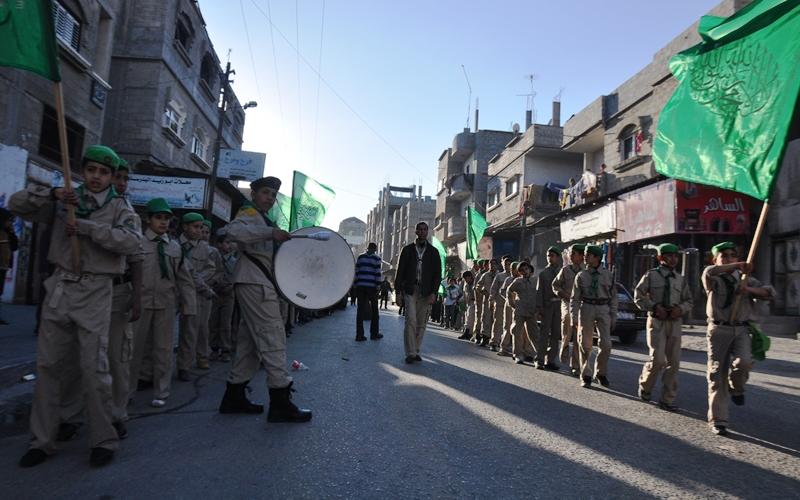 صور: عرض كشفي بذكرى "القادة" في رفح