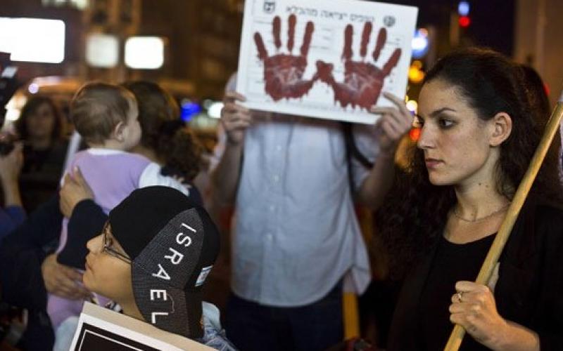 صور: إسرائيليون يتظاهرون رفضًا لإطلاق الأسرى