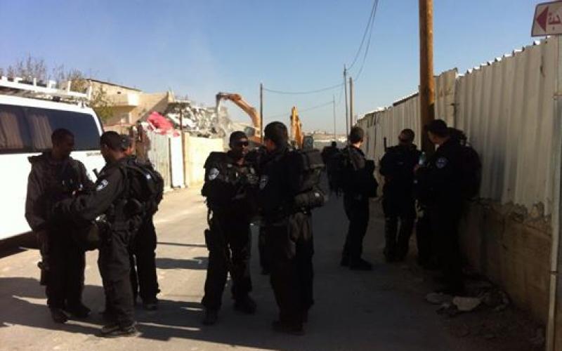 صور: جرافات الاحتلال تهدم منشآت بالقدس