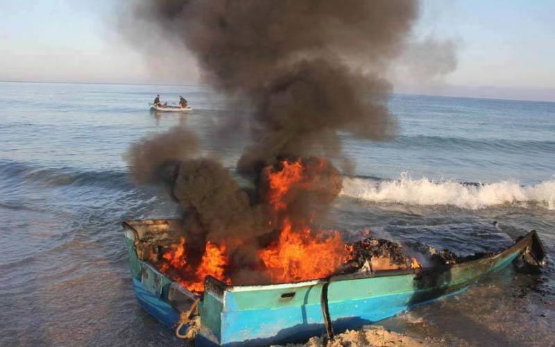 صور: الاحتلال يدمر قاربين صيد قبالة رفح