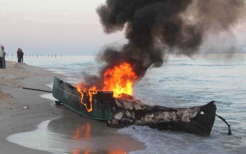 صور: الاحتلال يدمر قاربين صيد قبالة رفح