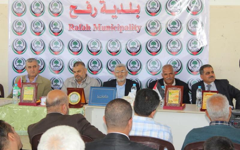 بالصور: بلدية رفح تكرّم المهندس "العرجا"