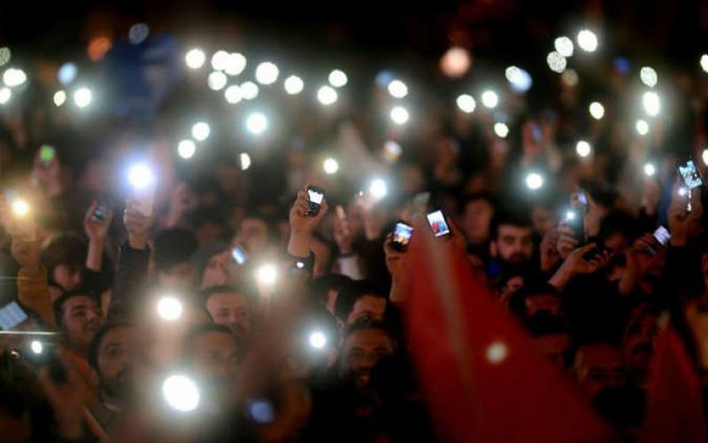 صور: أردوغان يرفع شعار رابعة بعد فوز حزبه