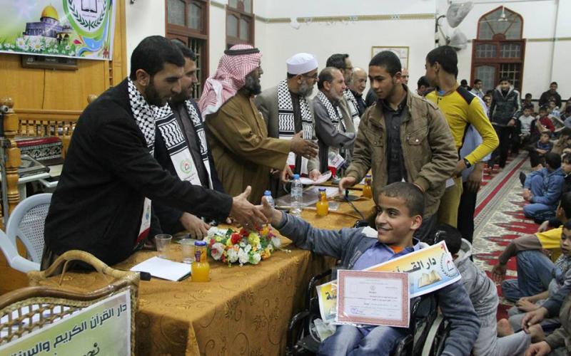 بالصور: تكريم حفظة قرآن وأحاديث بالوسطى