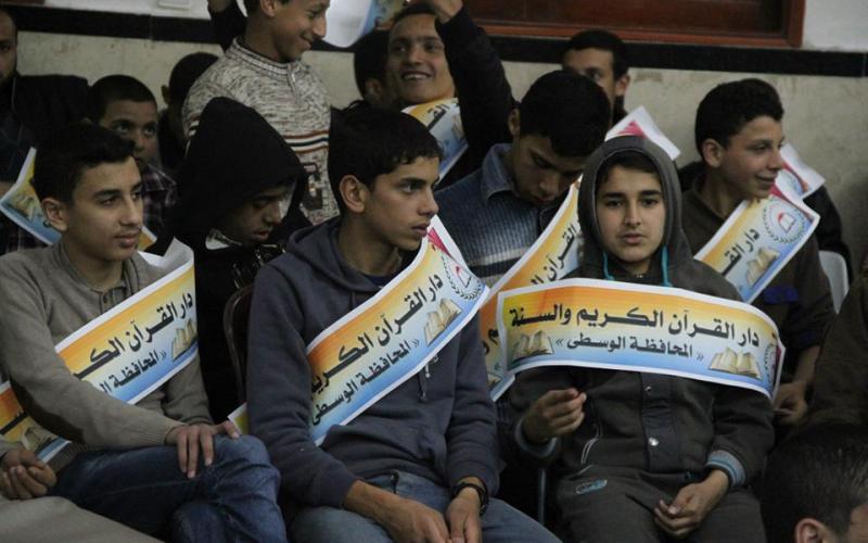 بالصور: تكريم حفظة قرآن وأحاديث بالوسطى