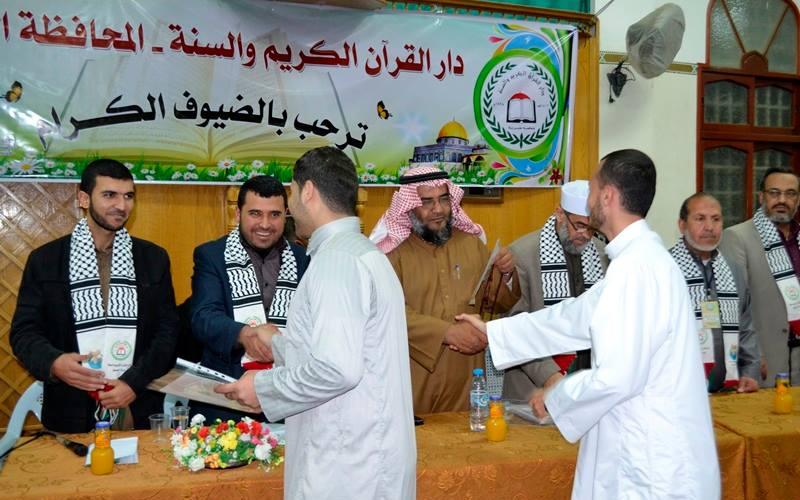 بالصور: تكريم حفظة قرآن وأحاديث بالوسطى