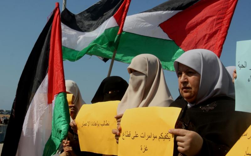 بالصور: فلسطينيات يطالبن بممر مائي بغزة