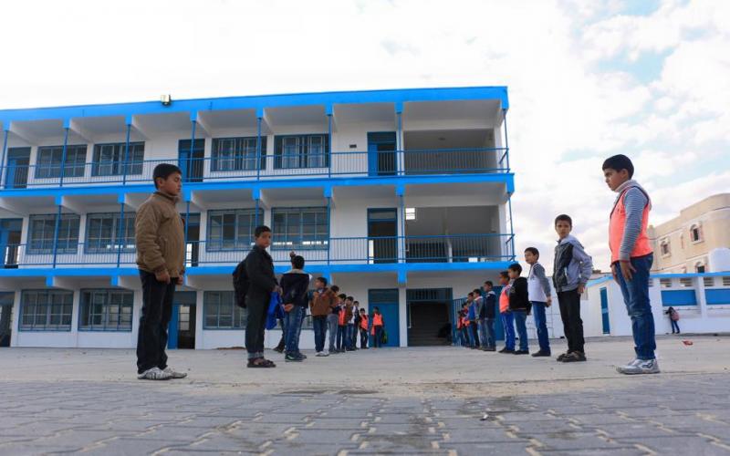 صور: طلاب خزاعة يعودون لمدرستهم بعد ترميمها