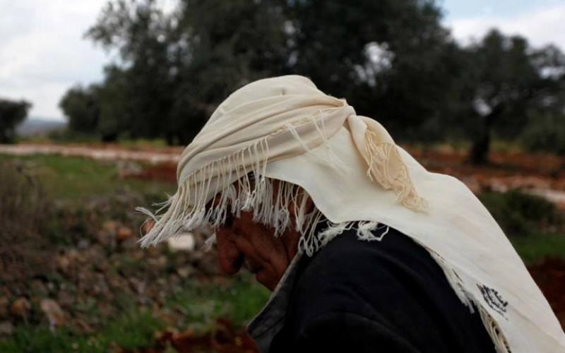 ‫‏صور‬: مزارع يحرث أرضه في قرية قريوت