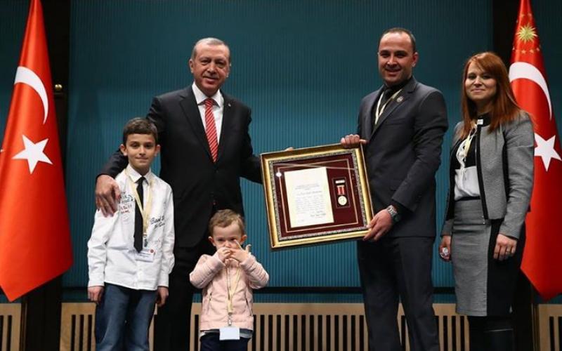 صور: أردوغان يكرم عوائل شهداء معركة "جنق قلعة"