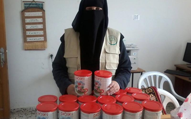 "الشابات" توزع علب حليب على الفقراء بالمغازي