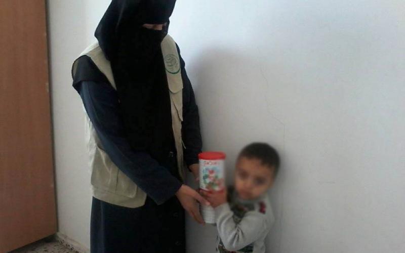 "الشابات" توزع علب حليب على الفقراء بالمغازي