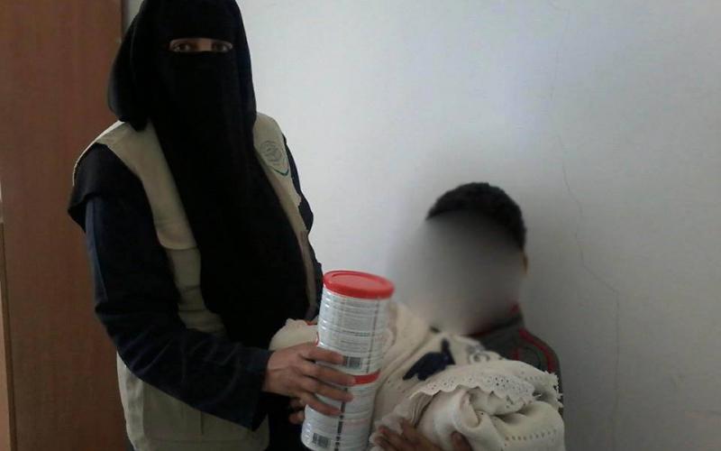 "الشابات" توزع علب حليب على الفقراء بالمغازي