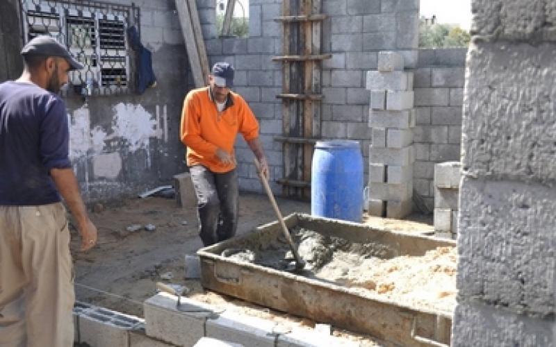 بالصور: لجنة الزكاة ترمم منازل للفقراء بالزوايدة