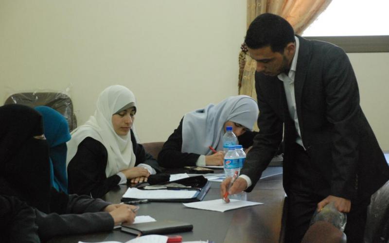بالصور: "حماس" تختتم دورة كتابة الخبر الصحفي بالوسطى