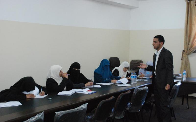 بالصور: "حماس" تختتم دورة كتابة الخبر الصحفي بالوسطى