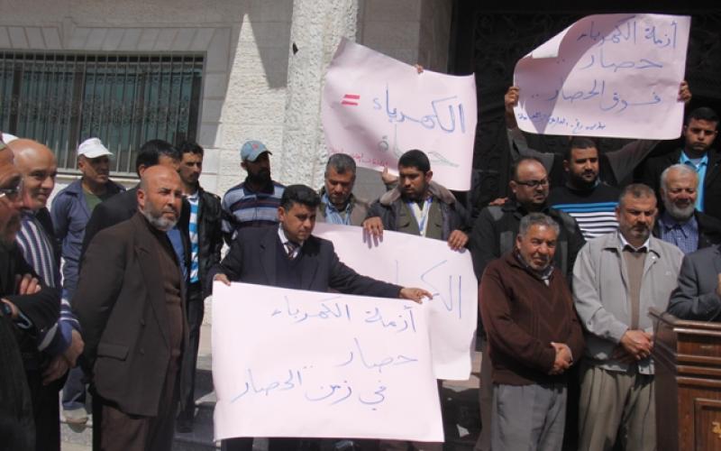 صور: وقفة لبلدية رفح احتجاجًا على الكهرباء