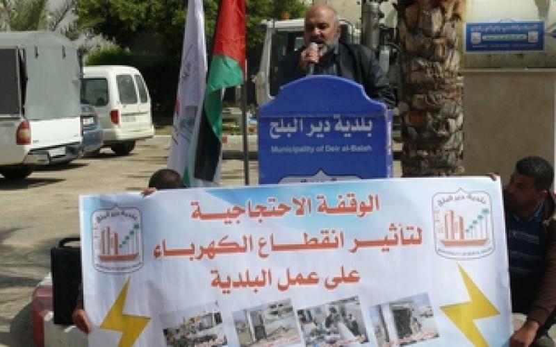 بالصور: بلدية دير البلح تطالب بحل أزمة الكهرباء