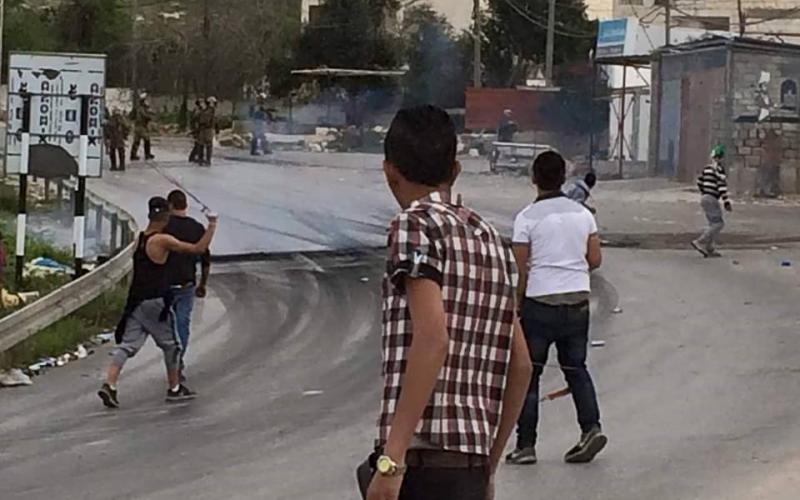 صور: إصابات في مواجهات الجلزون أمس