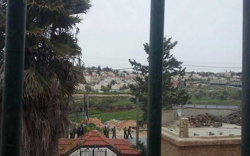 صور: إصابات في مواجهات الجلزون أمس