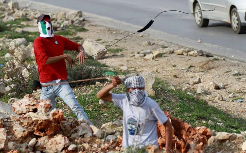 صور: إصابات في مواجهات الجلزون أمس