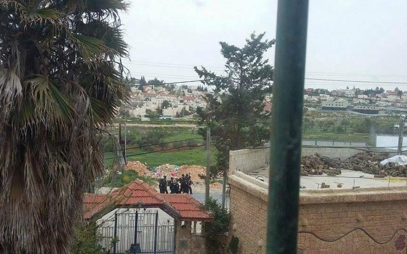 صور: إصابات في مواجهات الجلزون أمس