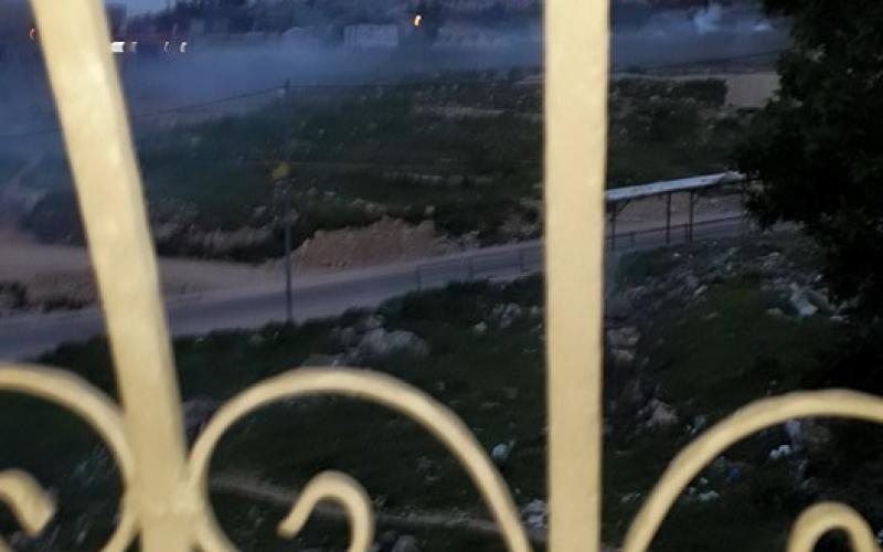 صور: إصابات في مواجهات الجلزون أمس