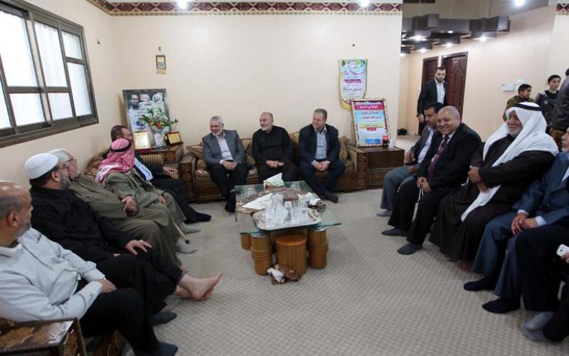 صور: هنية يعزي عائلة "البشيتي" بخانيونس