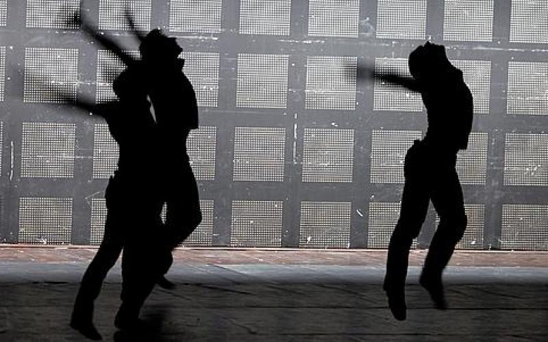 صور..رقص في رام الله على أوجاع الأسرى