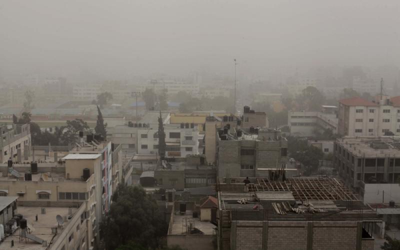 صور: غزة يكسوها الضباب والرمال