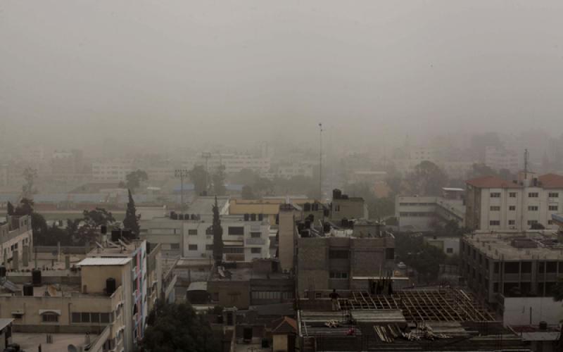 صور: غزة يكسوها الضباب والرمال