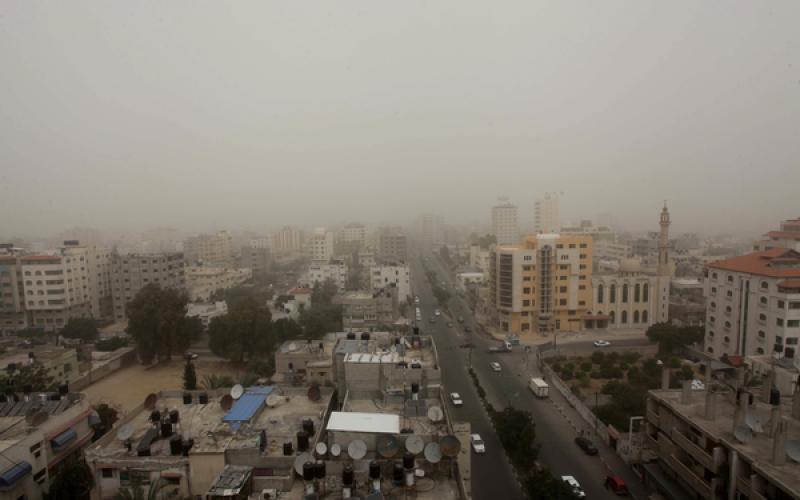 صور: غزة يكسوها الضباب والرمال