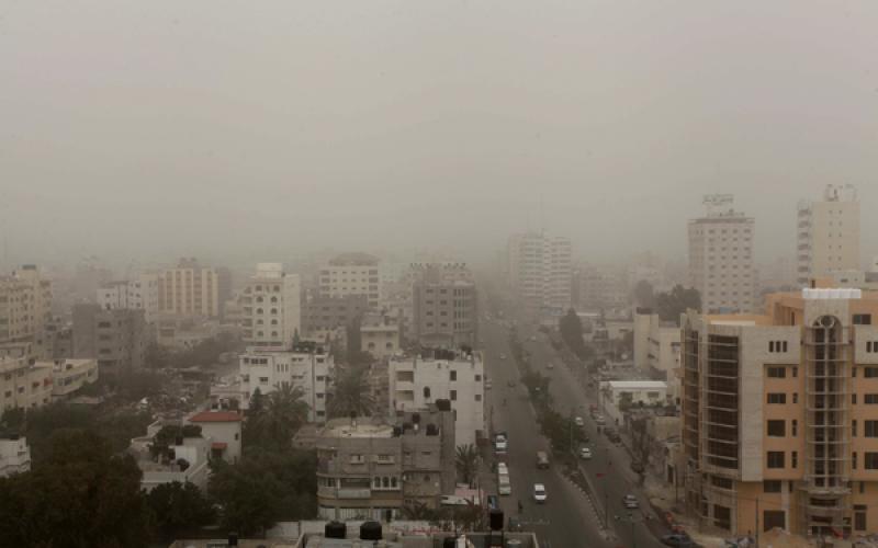 صور: غزة يكسوها الضباب والرمال