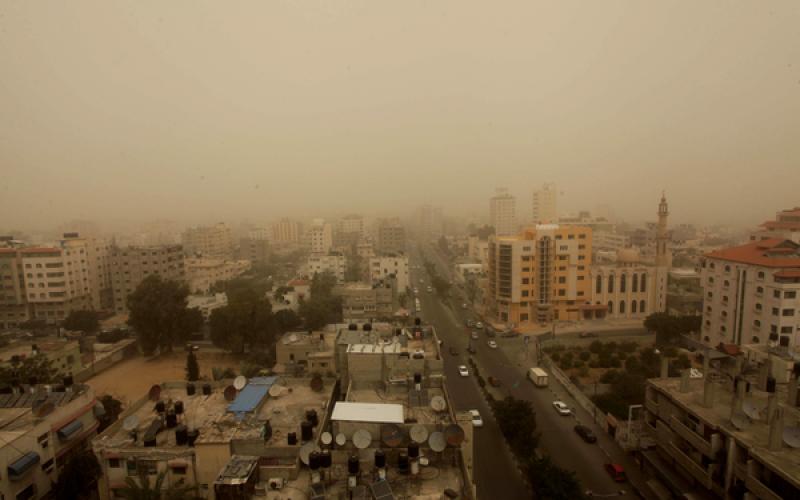 صور: غزة يكسوها الضباب والرمال