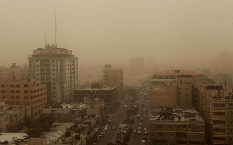 صور: غزة يكسوها الضباب والرمال
