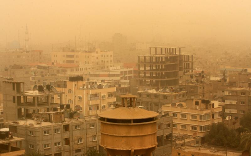صور: غزة يكسوها الضباب والرمال