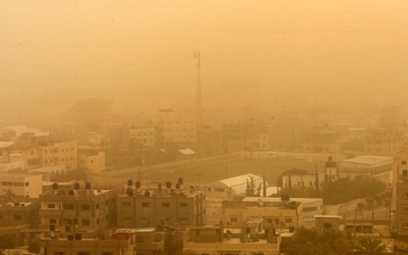 صور: غزة يكسوها الضباب والرمال