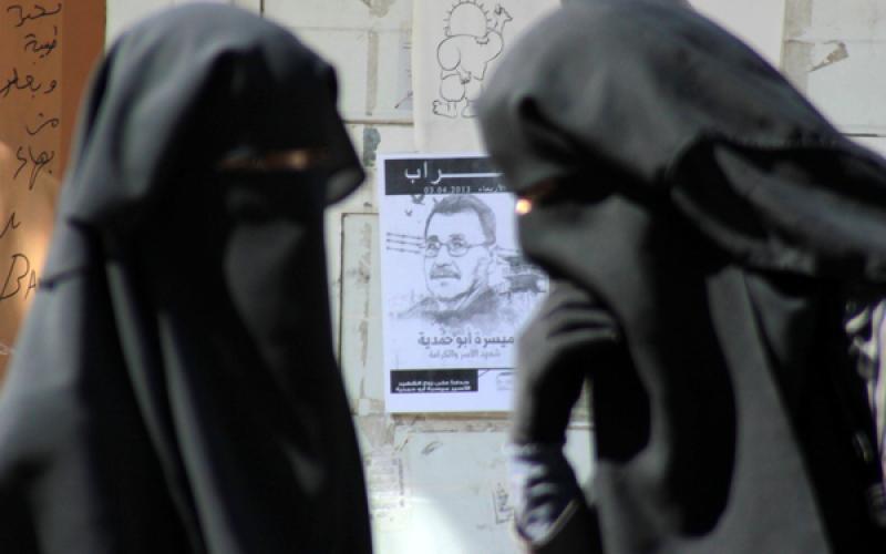 صور: إضراب في الخليل وفاءً لأبو حمدية
