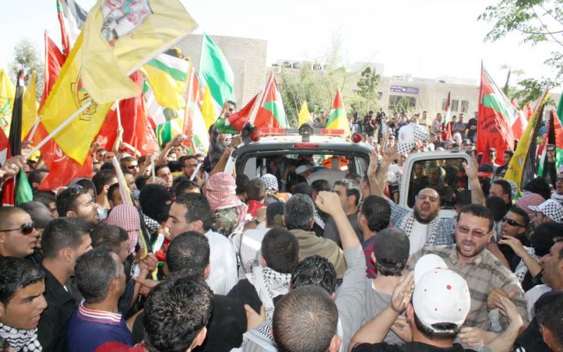 بالصور والفيديو: الآلاف يستقبلون الشهيد أبو حمدية في "أبو ديس"