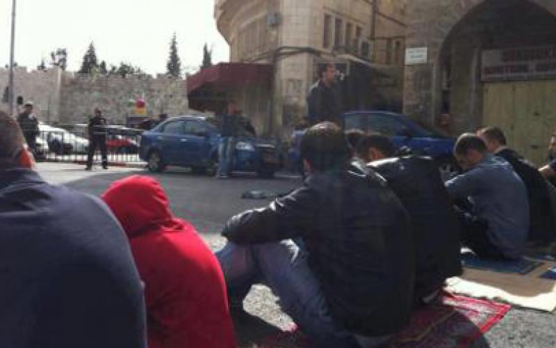 بالصور: المئات يؤدون الصلاة بشوارع القدس
