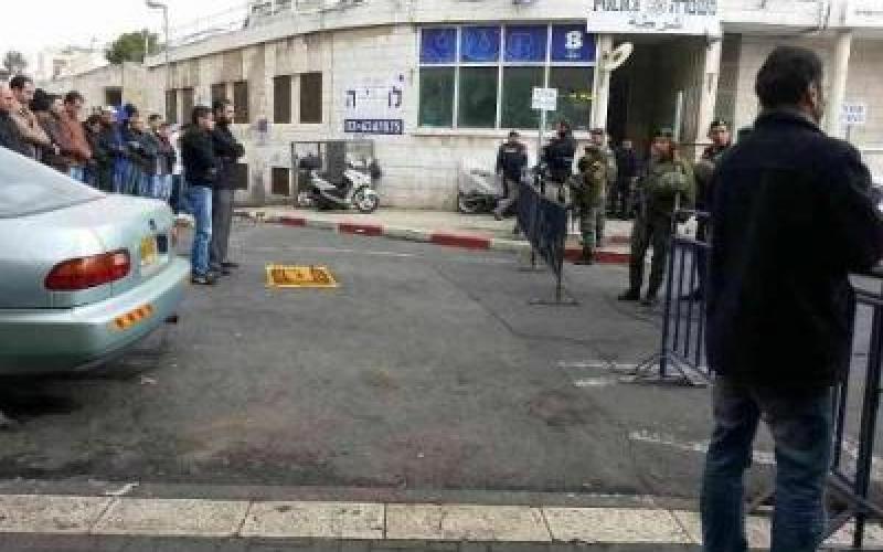 بالصور: المئات يؤدون الصلاة بشوارع القدس