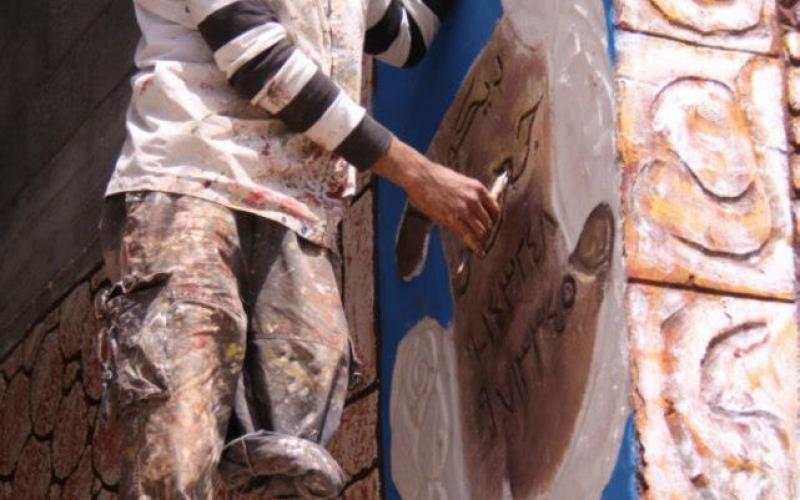 بالصور: فنان تشكيلي مبدع يحلُم بـ"طرف"