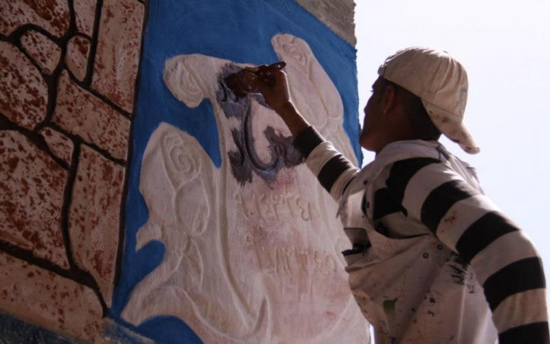 بالصور: فنان تشكيلي مبدع يحلُم بـ"طرف"
