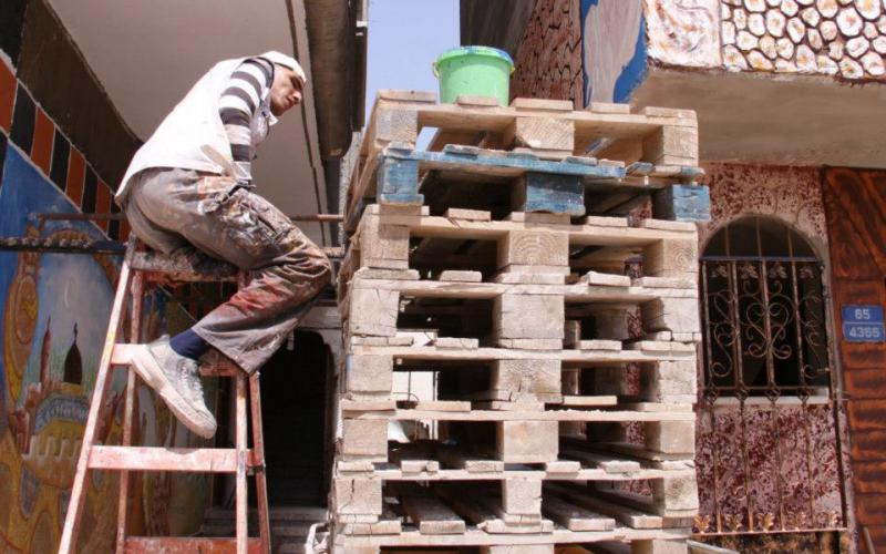بالصور: فنان تشكيلي مبدع يحلُم بـ"طرف"