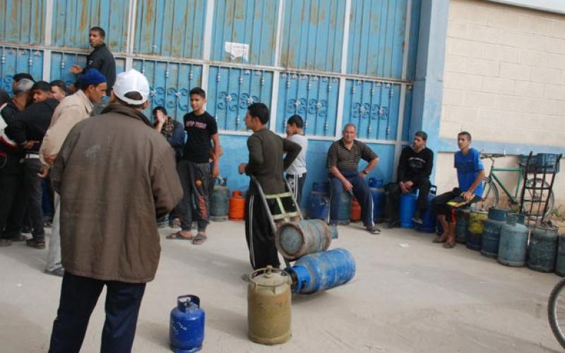 بالصور: أزمة غاز الطهي تؤرق الغزيين