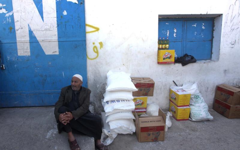 صور: استئناف توزيع مساعدات "أونروا" بغزة