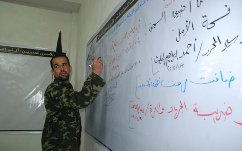 صور: افتتاح معرض فني تضامناً مع الأسرى وسط القطاع
